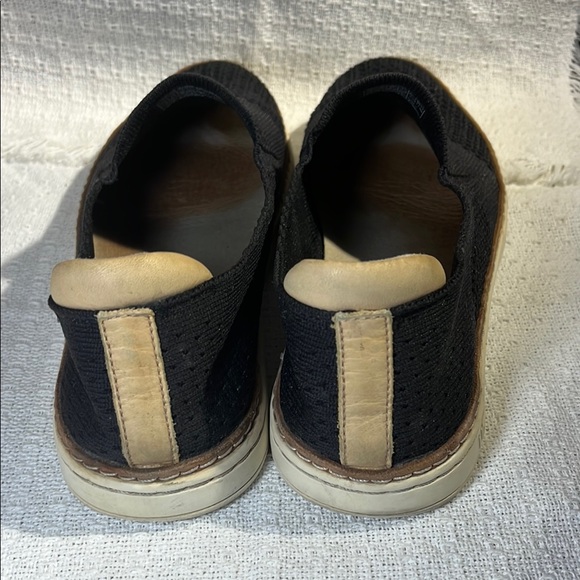 UGG woman’s Black Slip-On Shoes size 7 1/2 - Picture 7 of 12